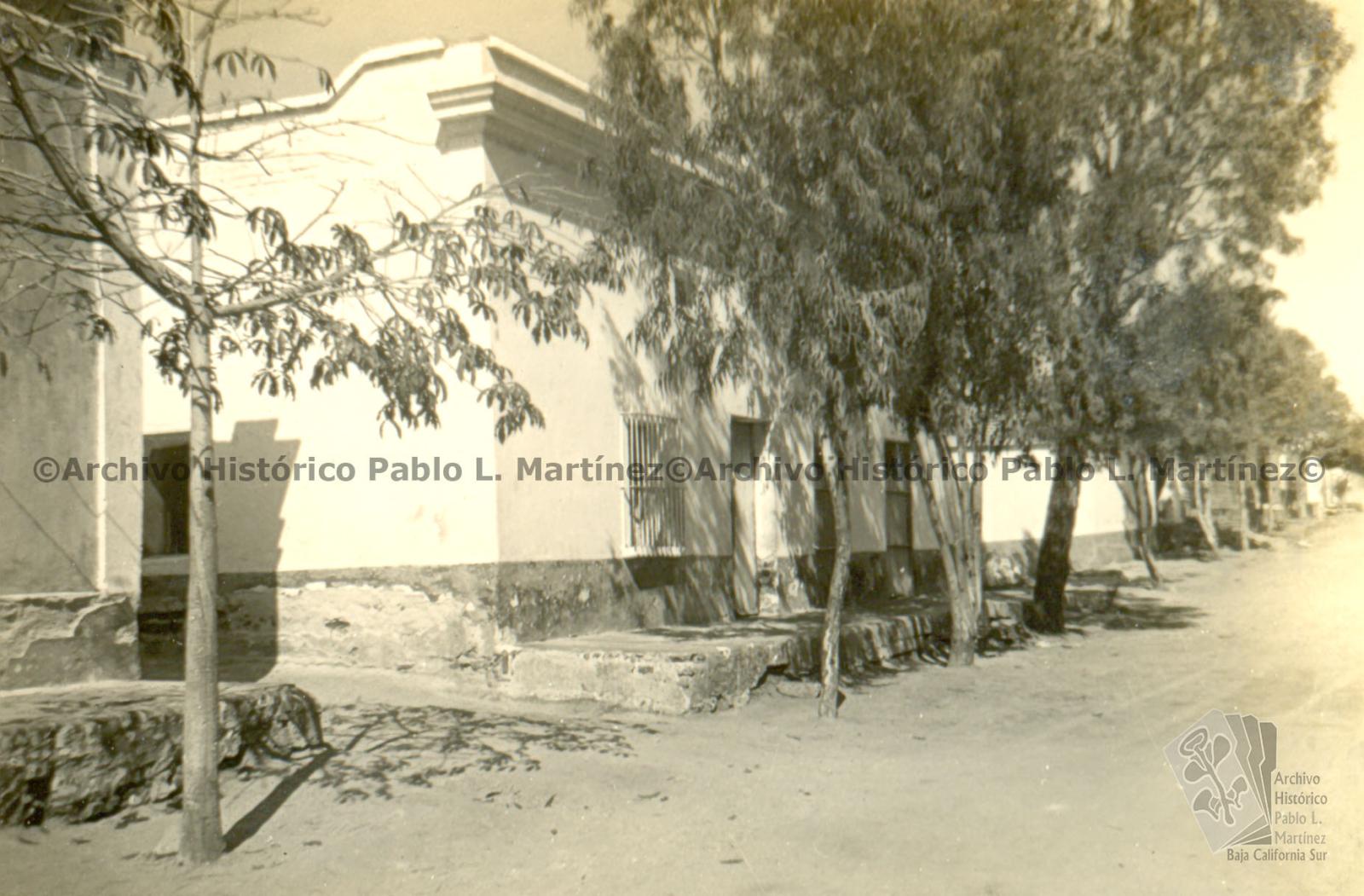 Edificio del servicio médico ejidal en Todos Santos, Baja California.