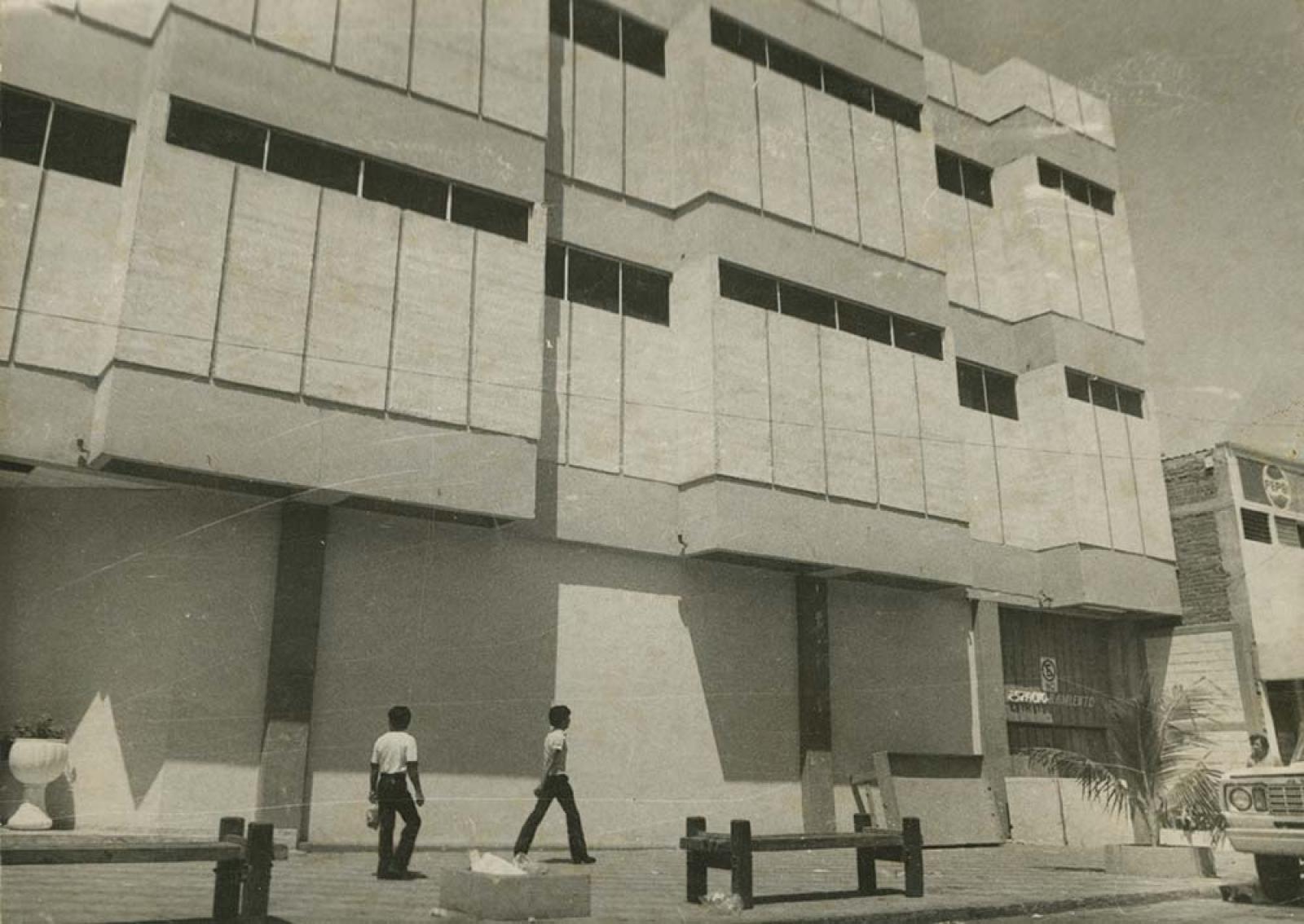 Edificio en el cruce de calles Madero y Degollado.