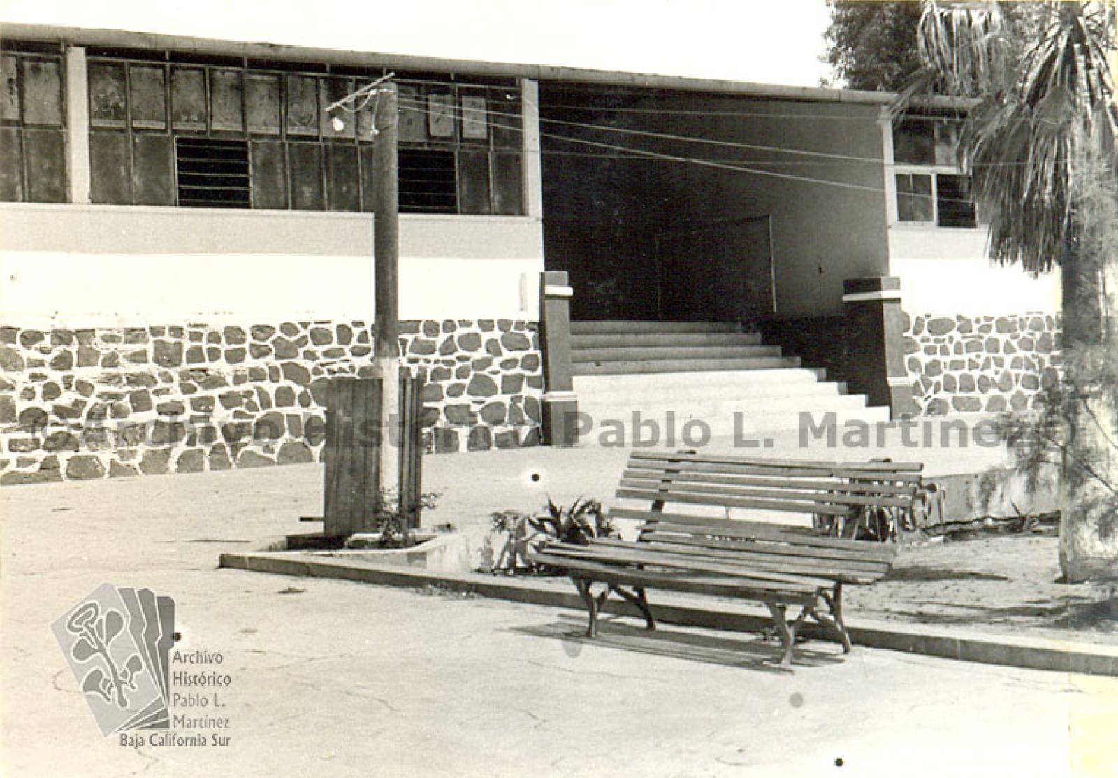 Edificio en el Parque Miguel Hidalgo en El Triunfo, Baja California Sur.