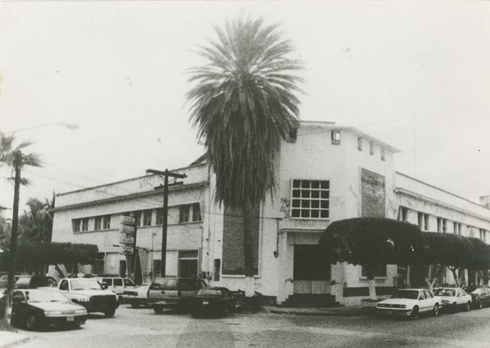 Edificio, entre Paseo Álvaro Obregón y Melchor Ocampo.