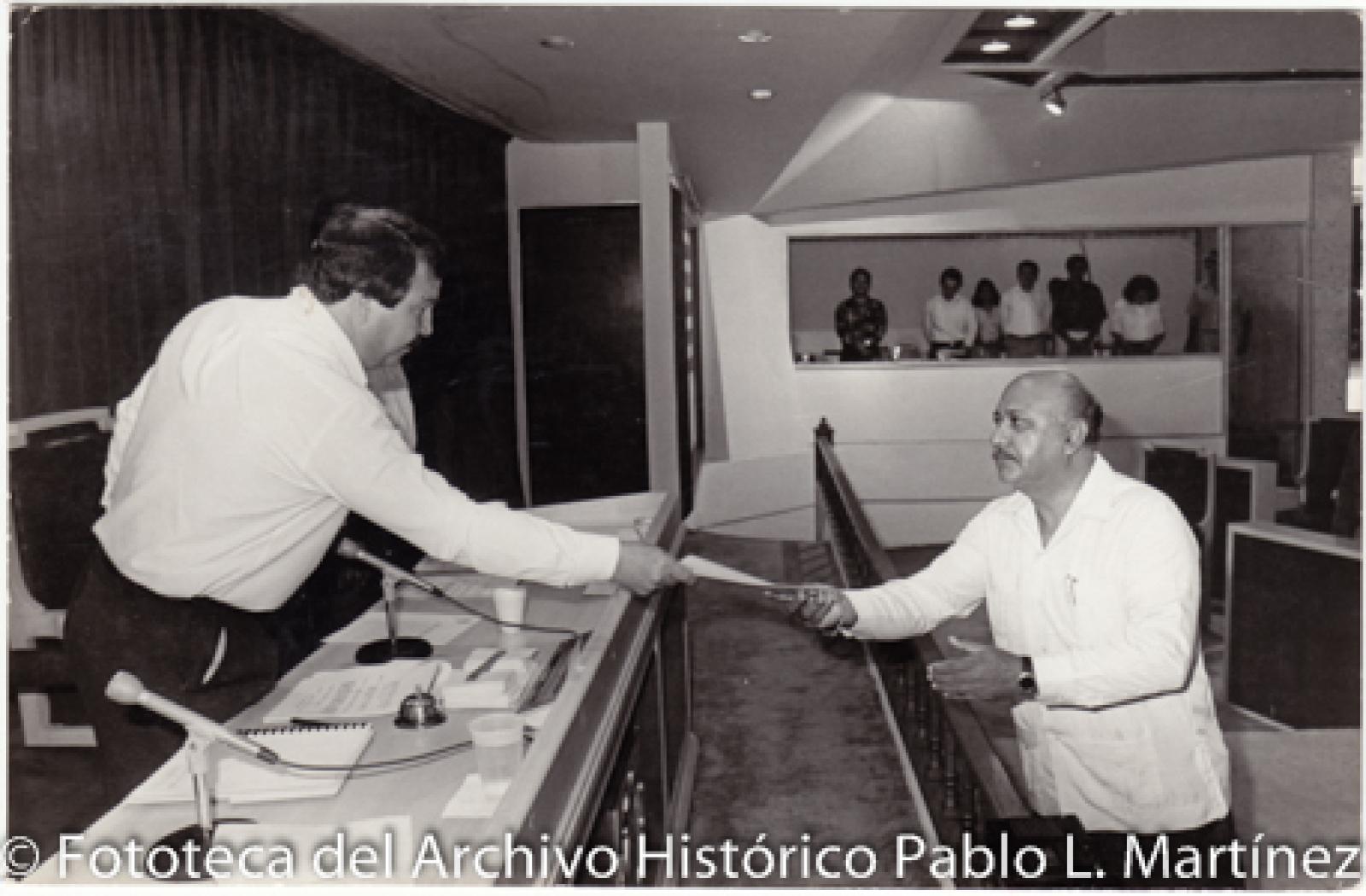 Edmundo Salgado Cota entrega documentos al primer Magistrado.
