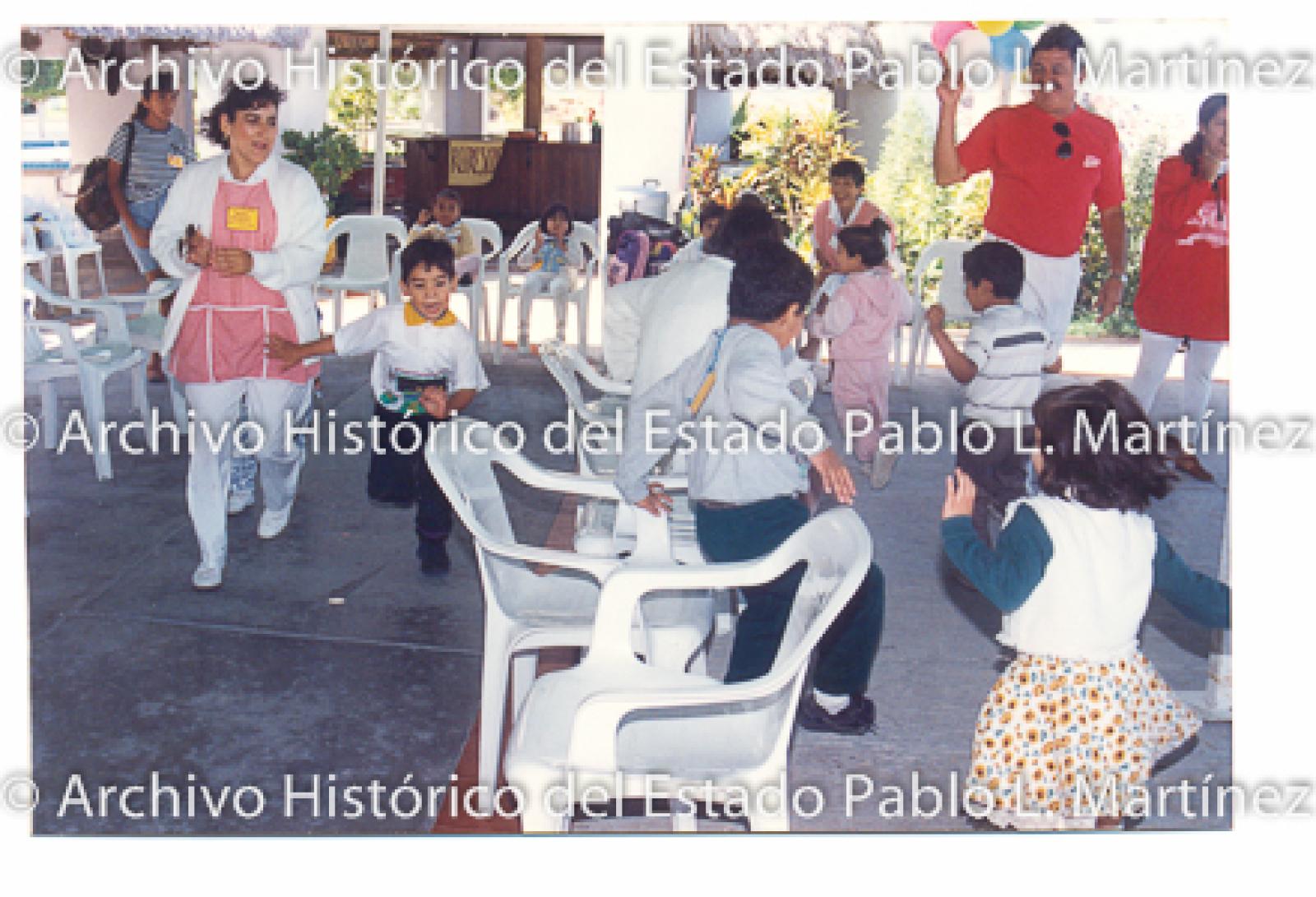 Educadora y hombre cuidan a niños y niñas.