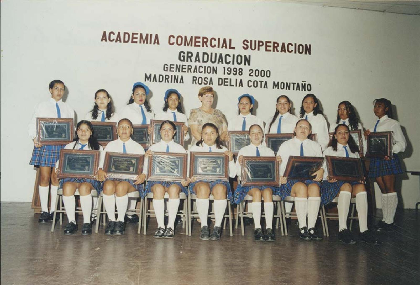 “Egresadas de la Academia Comercial Superación”.