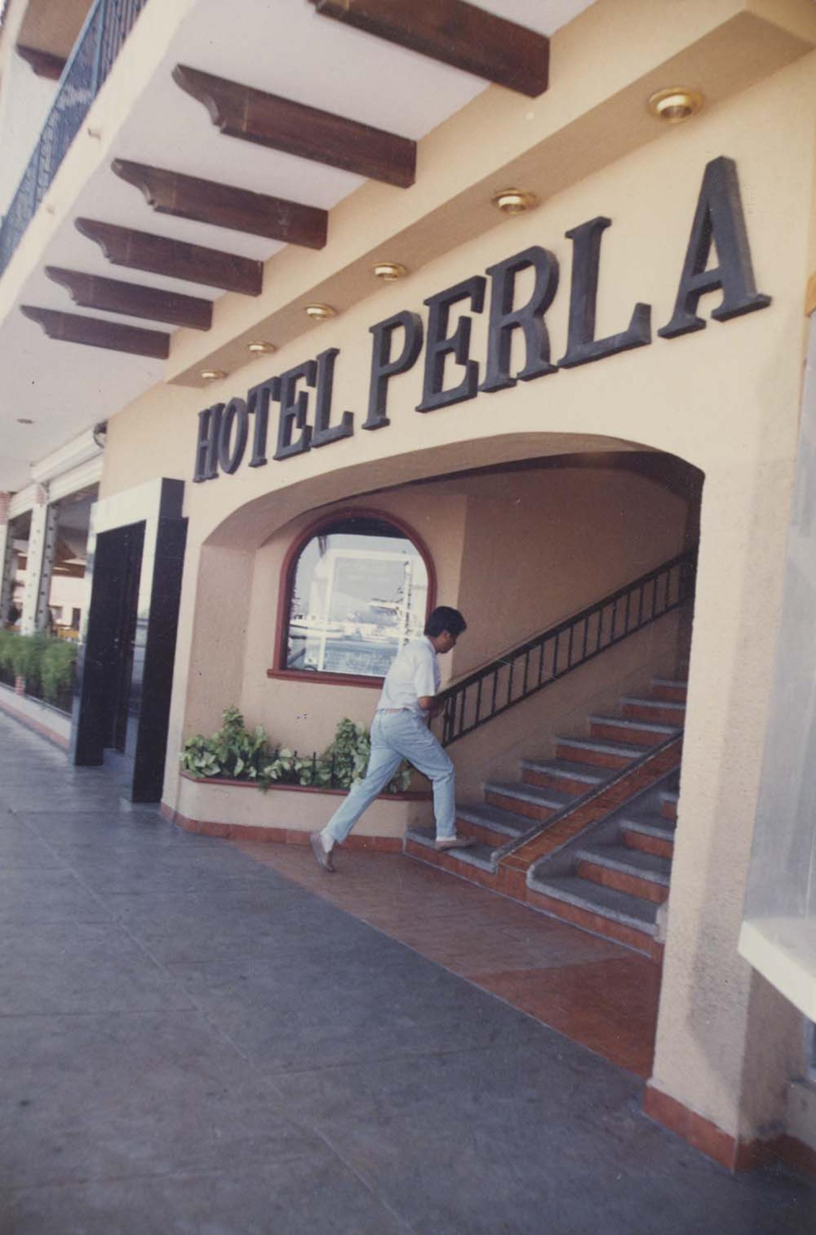 “El acceso” al hotel Perla.