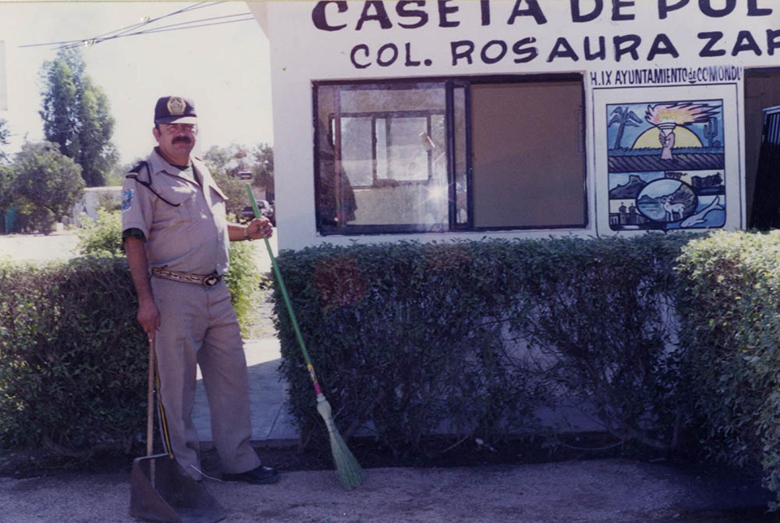 “El agente” de policía frente a caseta.
