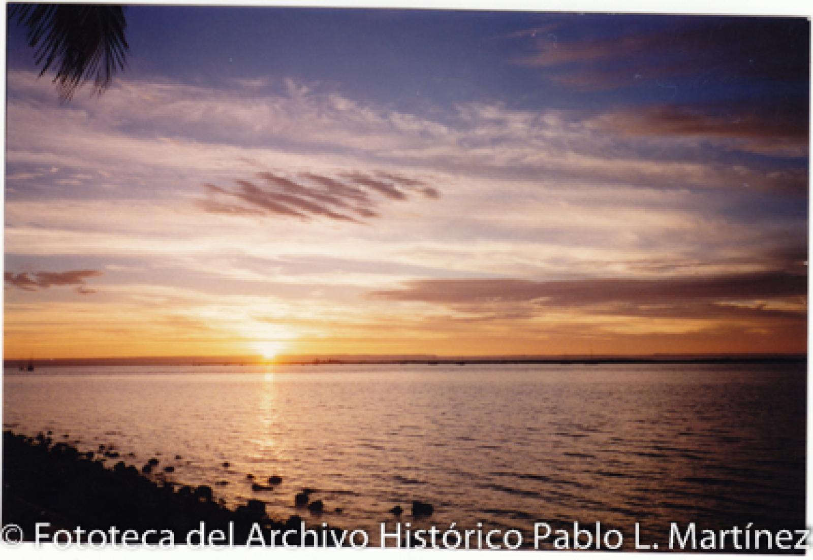 El atardecer y el mar.