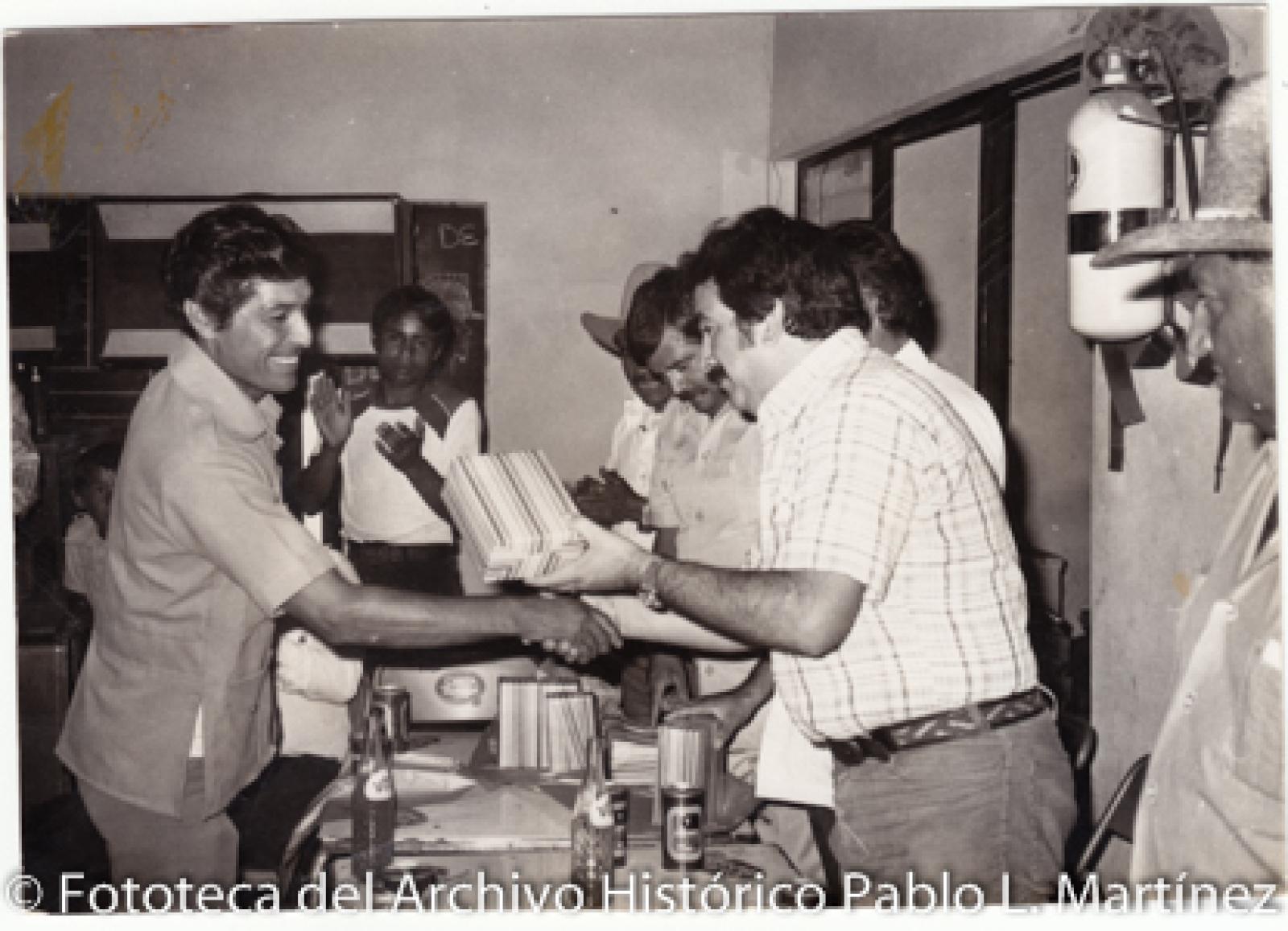 “El Ayuntamiento”, entrega de regalos.