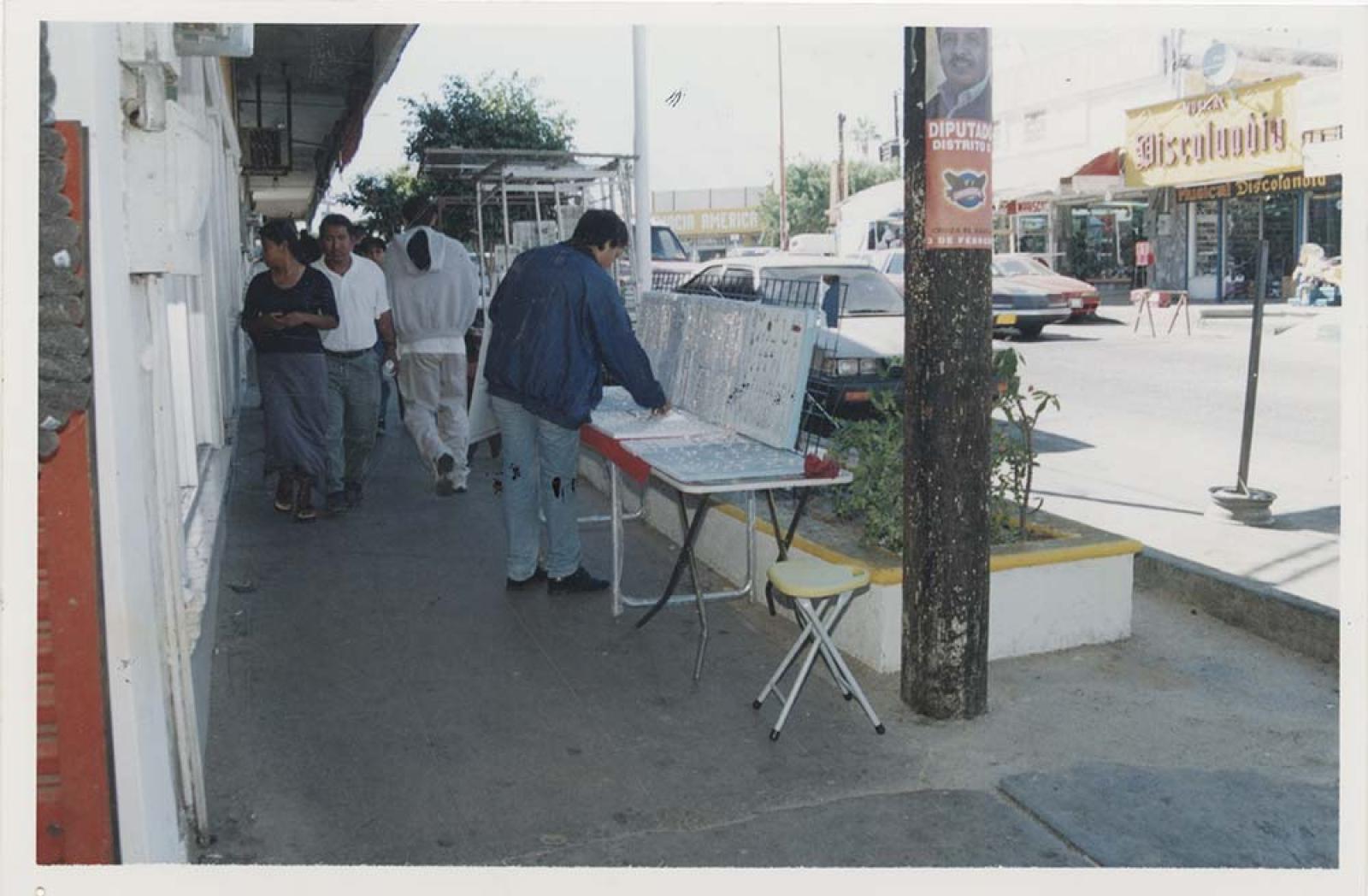 “El comercio ambulante obstruye el paso peatonal”.