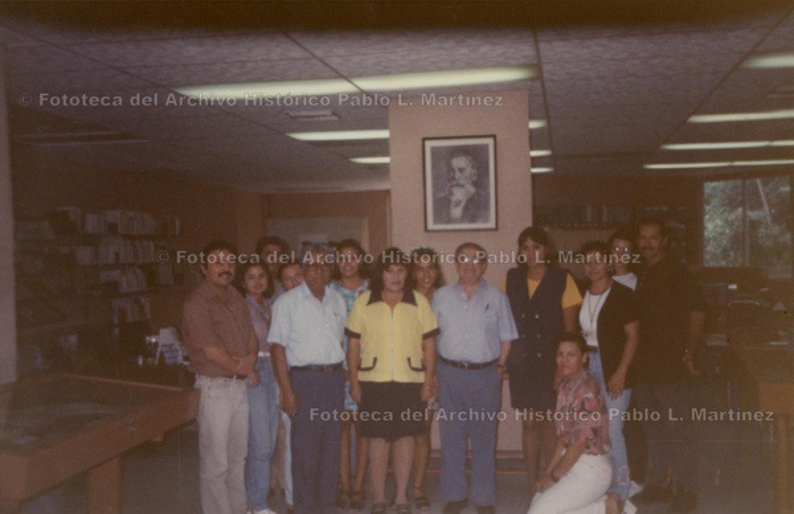 “El doctor Miguel León Portilla, en su visita al archivo histórico Pablo L. Martínez”.