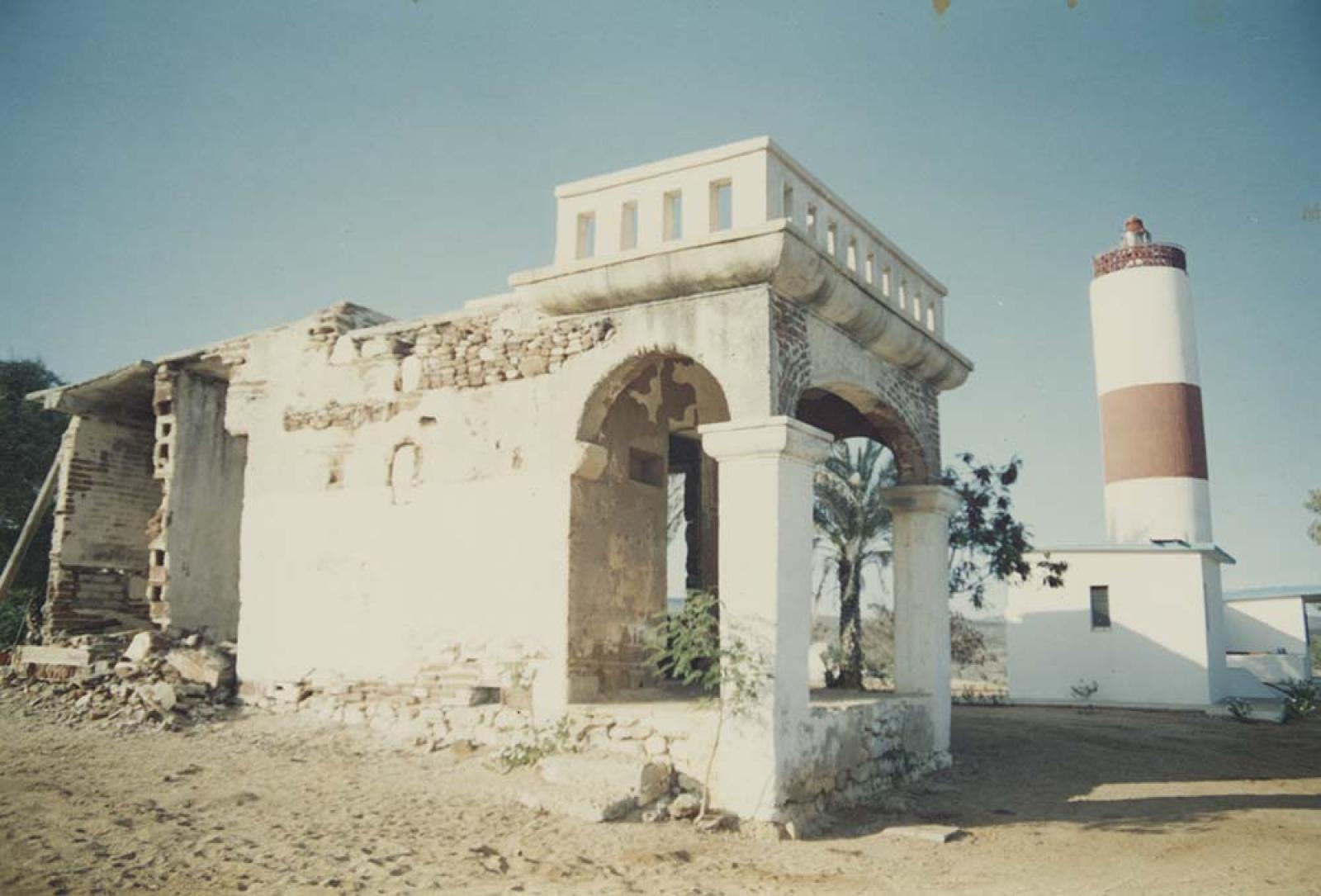 “El faro” y construcción en ruinas.