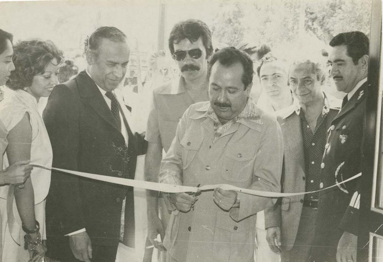 El gobernador corta listón inaugural.