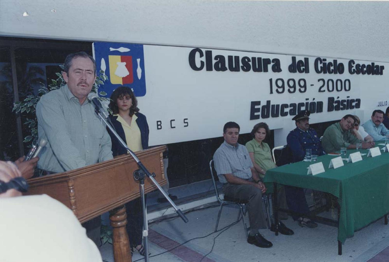 “El gobernador”, en ceremonia de clausura de ciclo escolar.