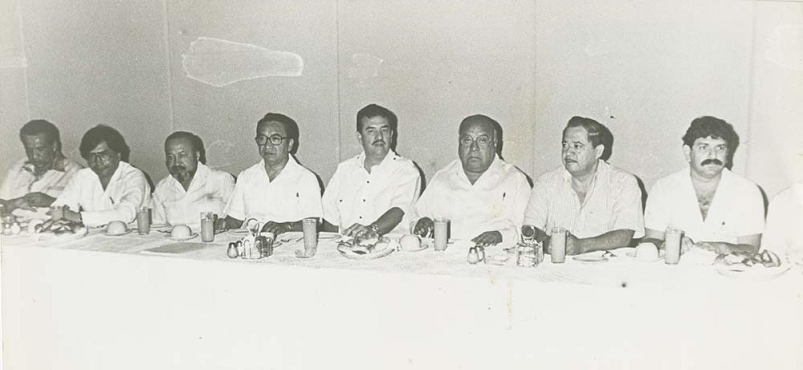 “El gobernador”, en desayuno con funcionarios públicos.
