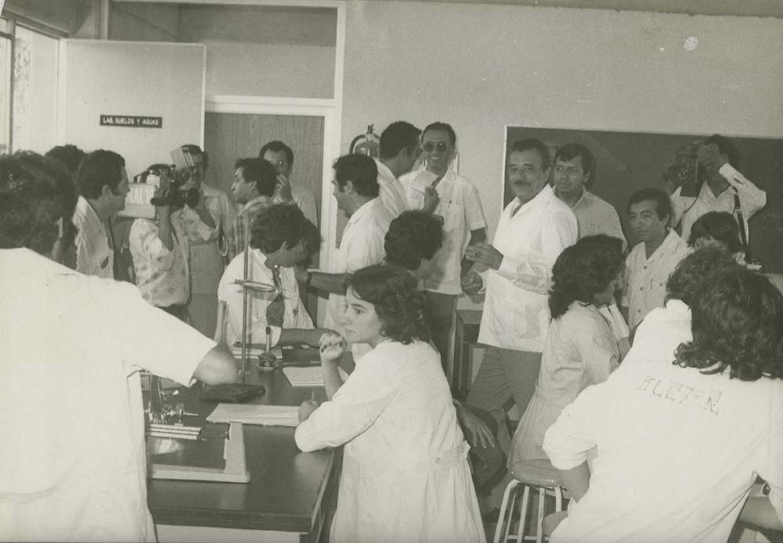 El gobernador en Laboratorio de Suelos y Aguas..