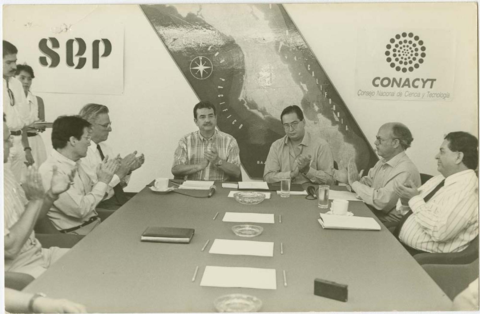 El gobernador en reunión con autoridades educativas.