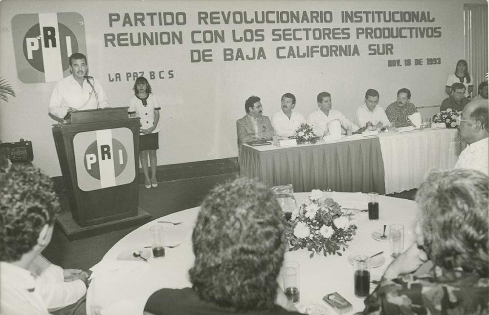El gobernador en reunión con los sectores productivos.