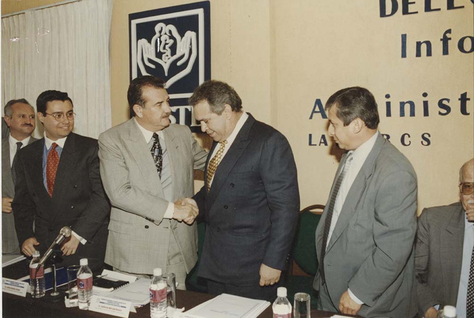 “El gobernador felicita al delegado del ISSSTE”.
