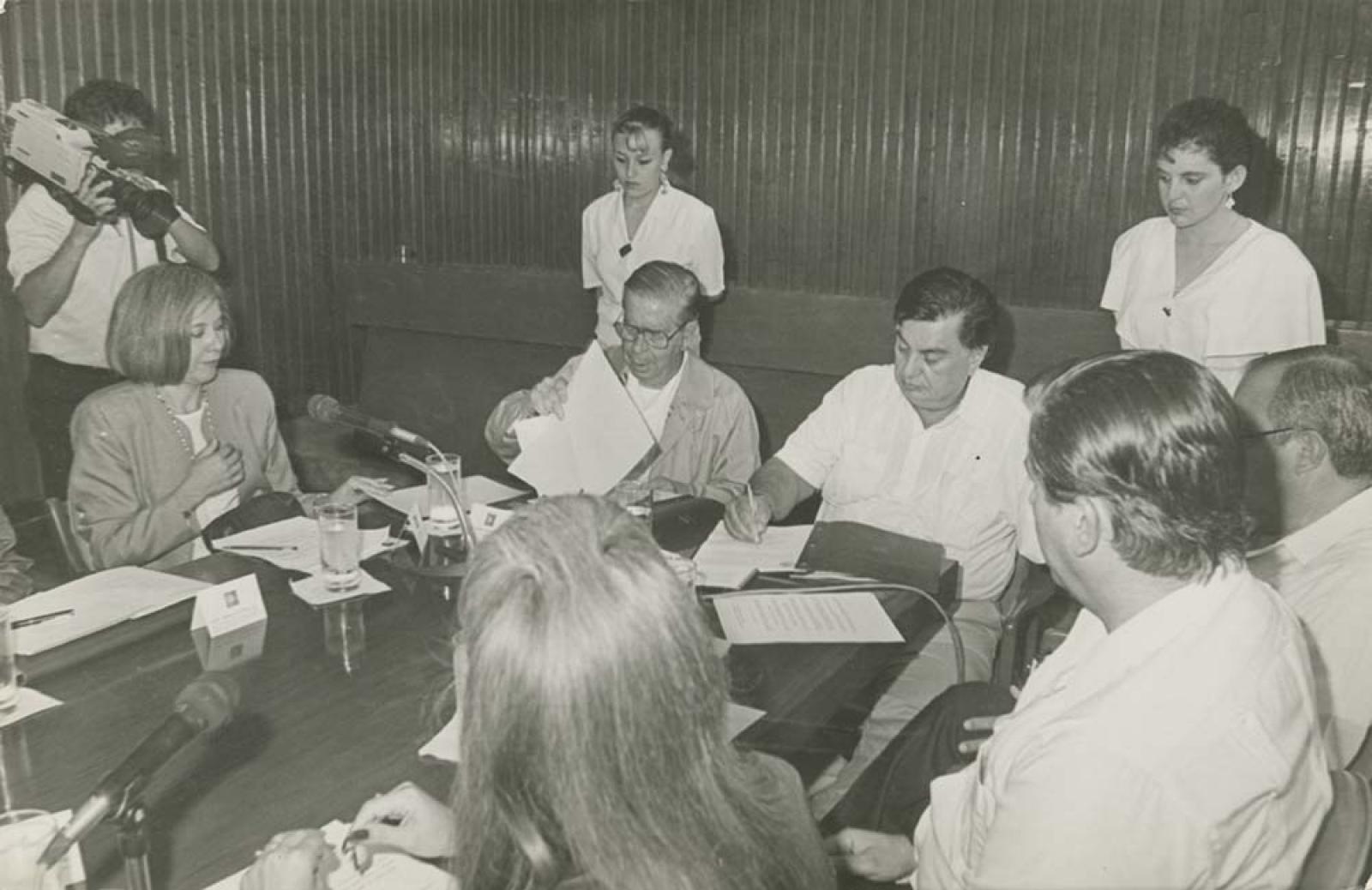 El gobernador firma documentos.