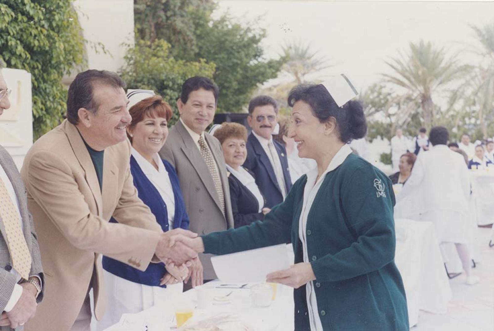 “El gobernador” Guillermo Mercado entrega reconocimiento a enfermera.