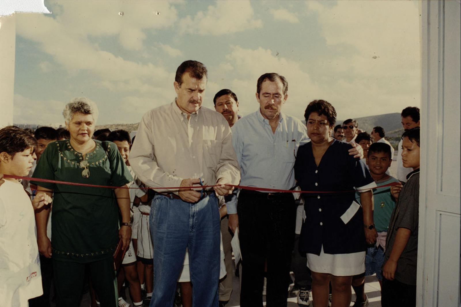 El gobernador Guillermo Mercado Romero corta listón inaugural.