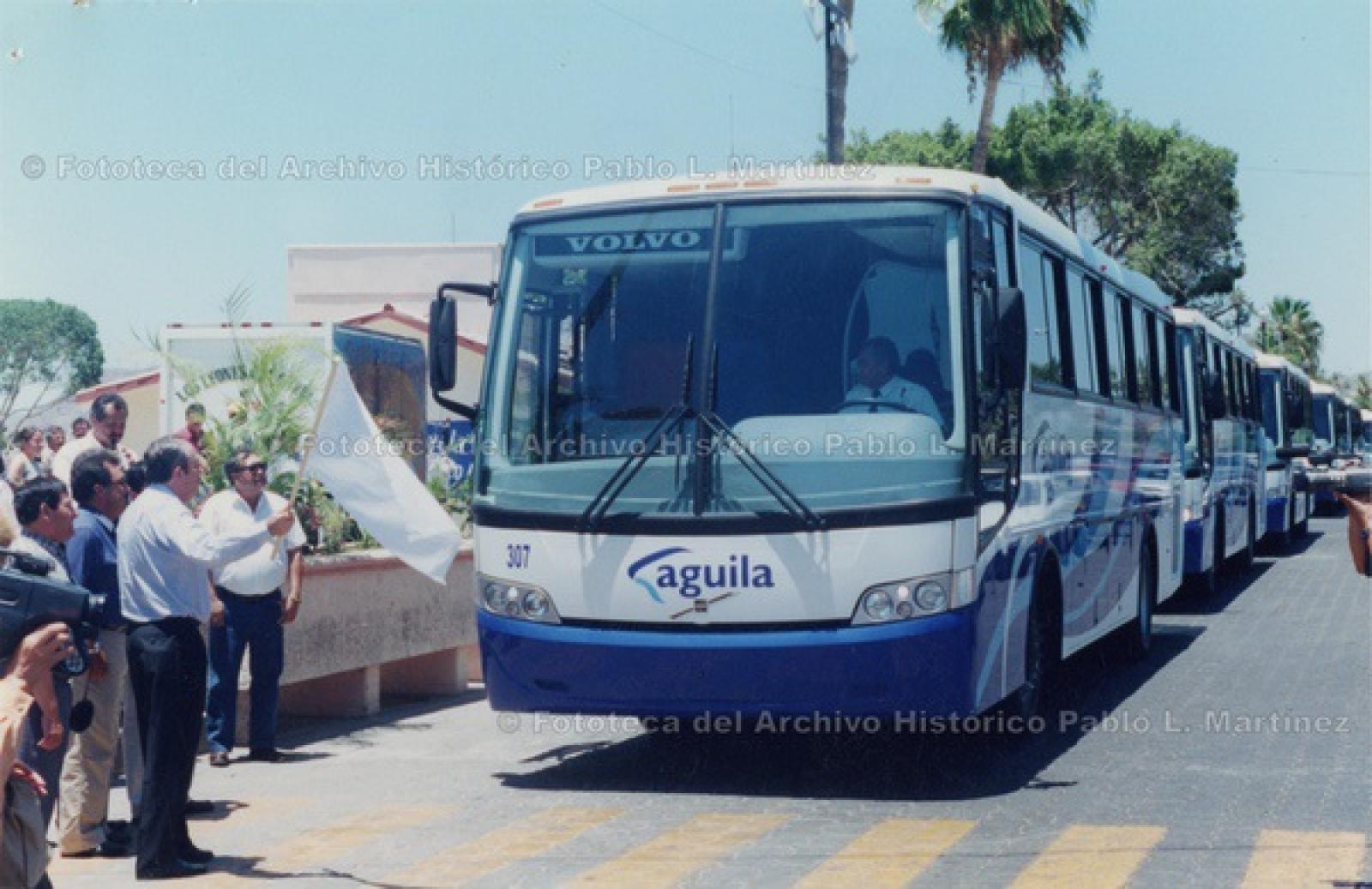 “El gobernador” Leonel Cota da banderazo a autobuses de la empresa Águila, sobre la calle 16 de Septiembre, La Paz.