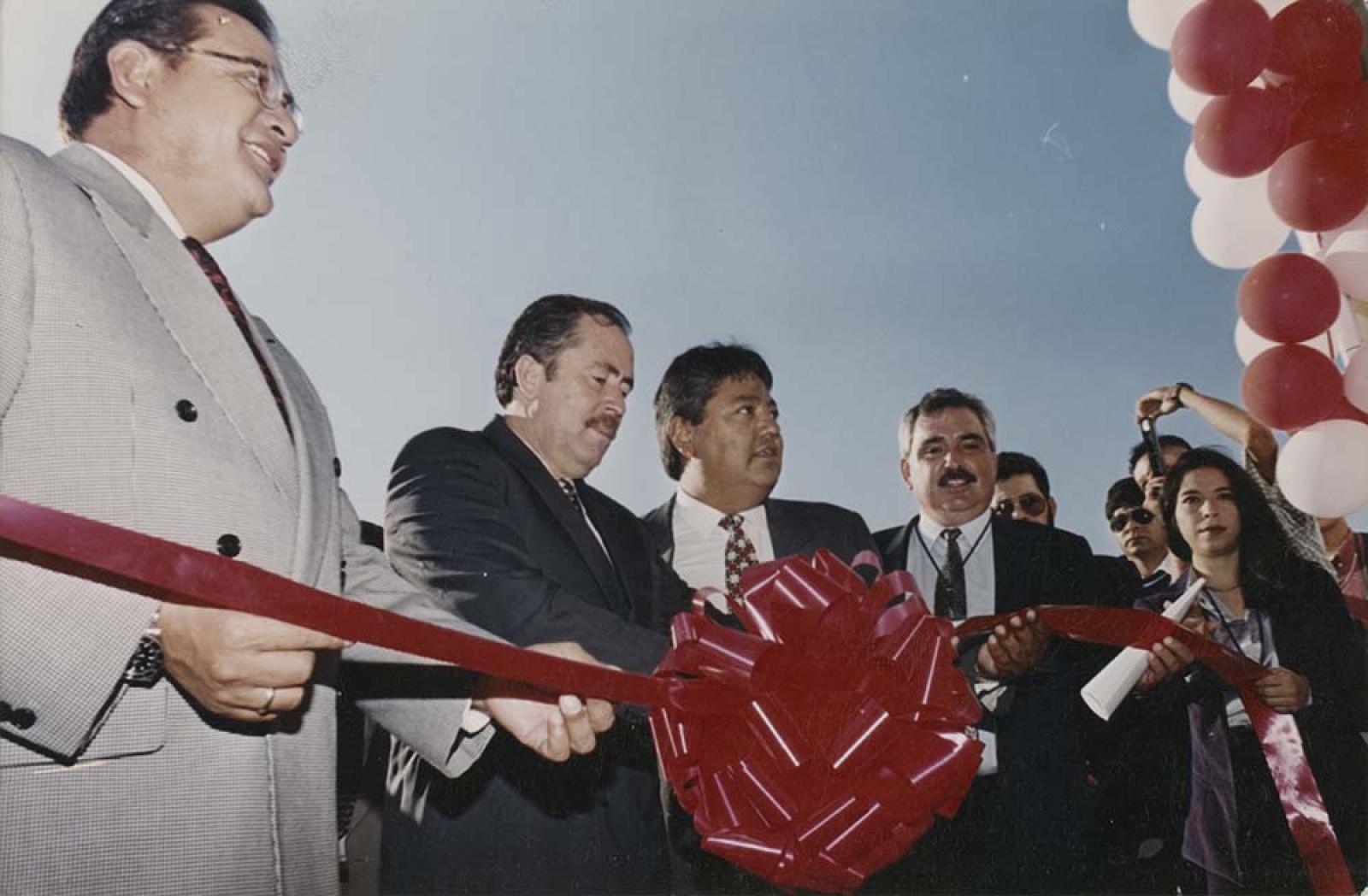 El gobernador Leonel Cota Montaño, en evento de inauguración.