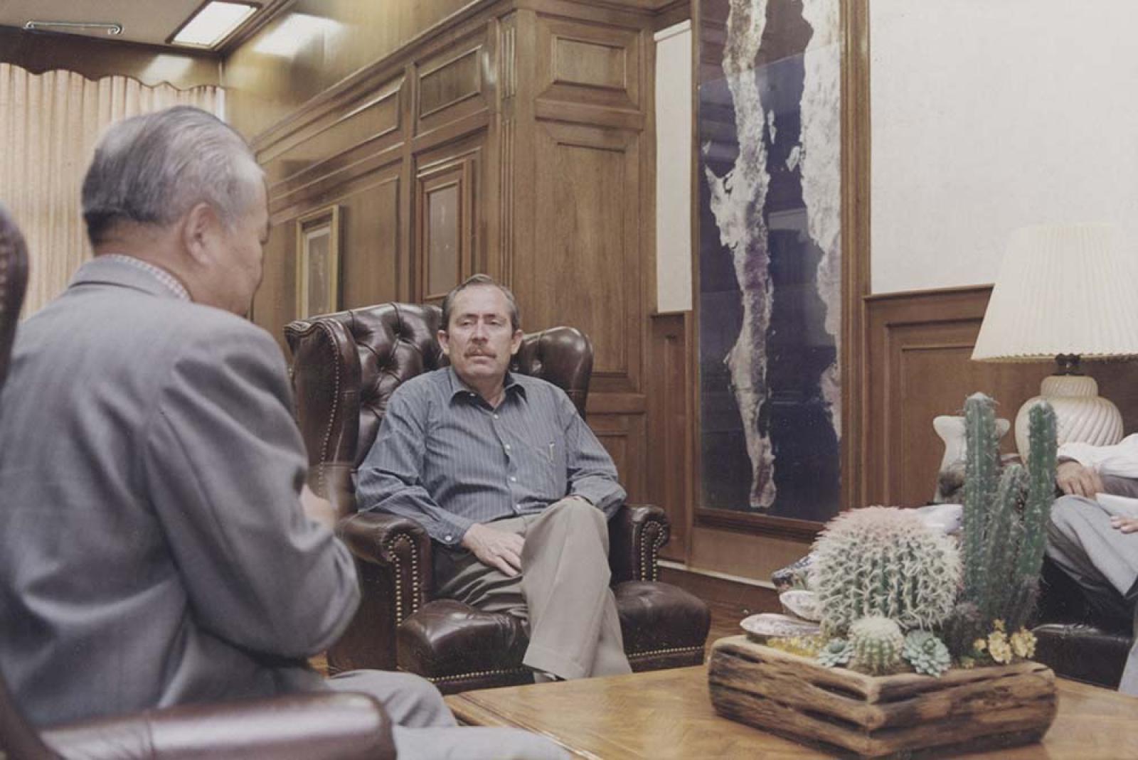 El gobernador Leonel Cota Montaño se entrevista con cónsul.