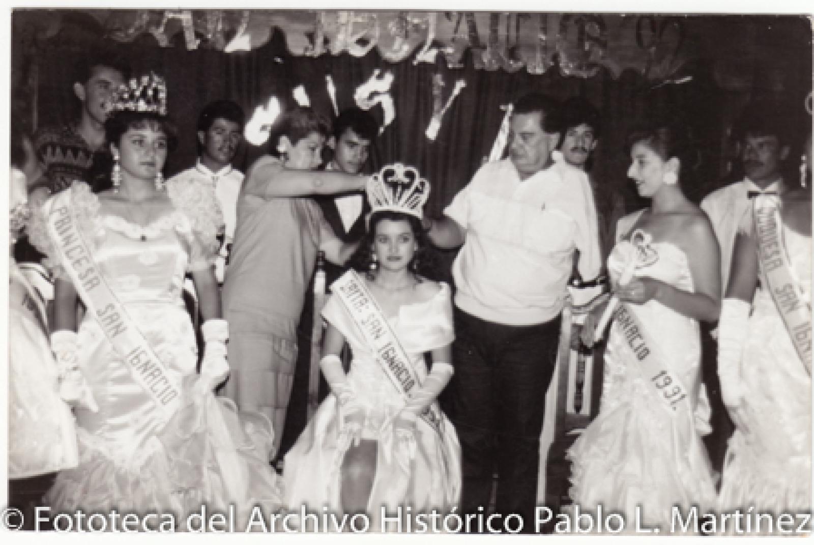 “El gobernador Liceaga corona a la reina”.