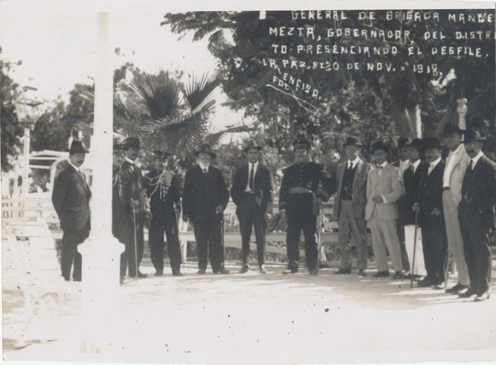“El gobernador Manuel Mezta, presenciando el desfile”.