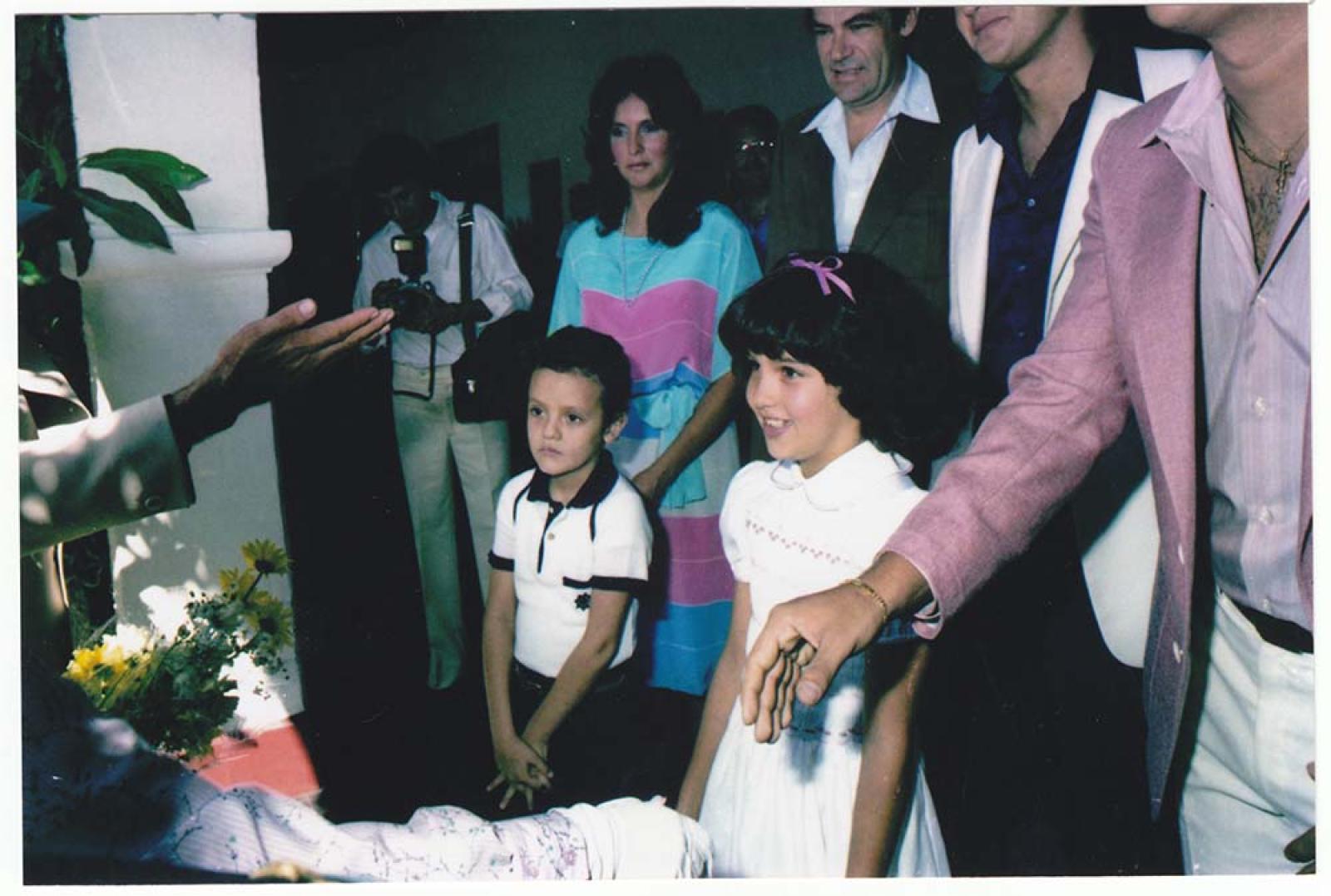 El gobernador presenta a su familia a la reina.