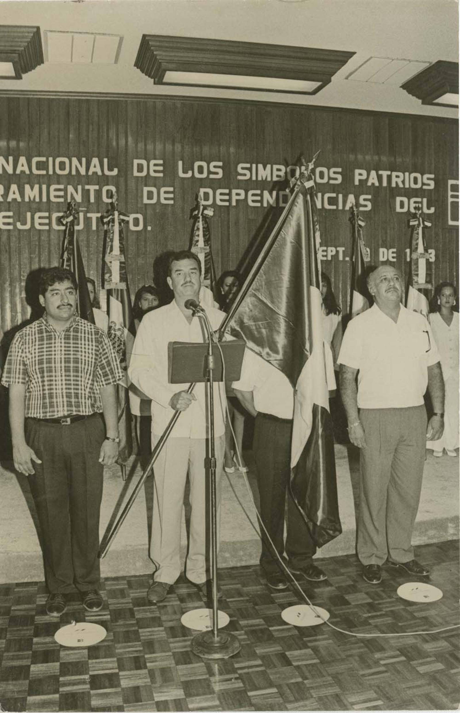 El gobernador preside ceremonia cívica.
