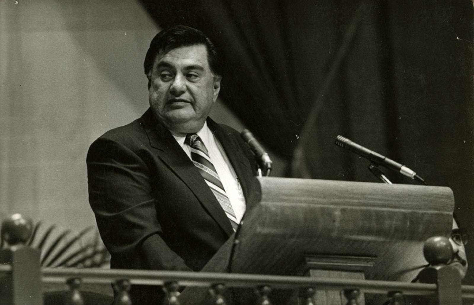 El gobernador Víctor Manuel Liceaga dirige discurso desde estrado.