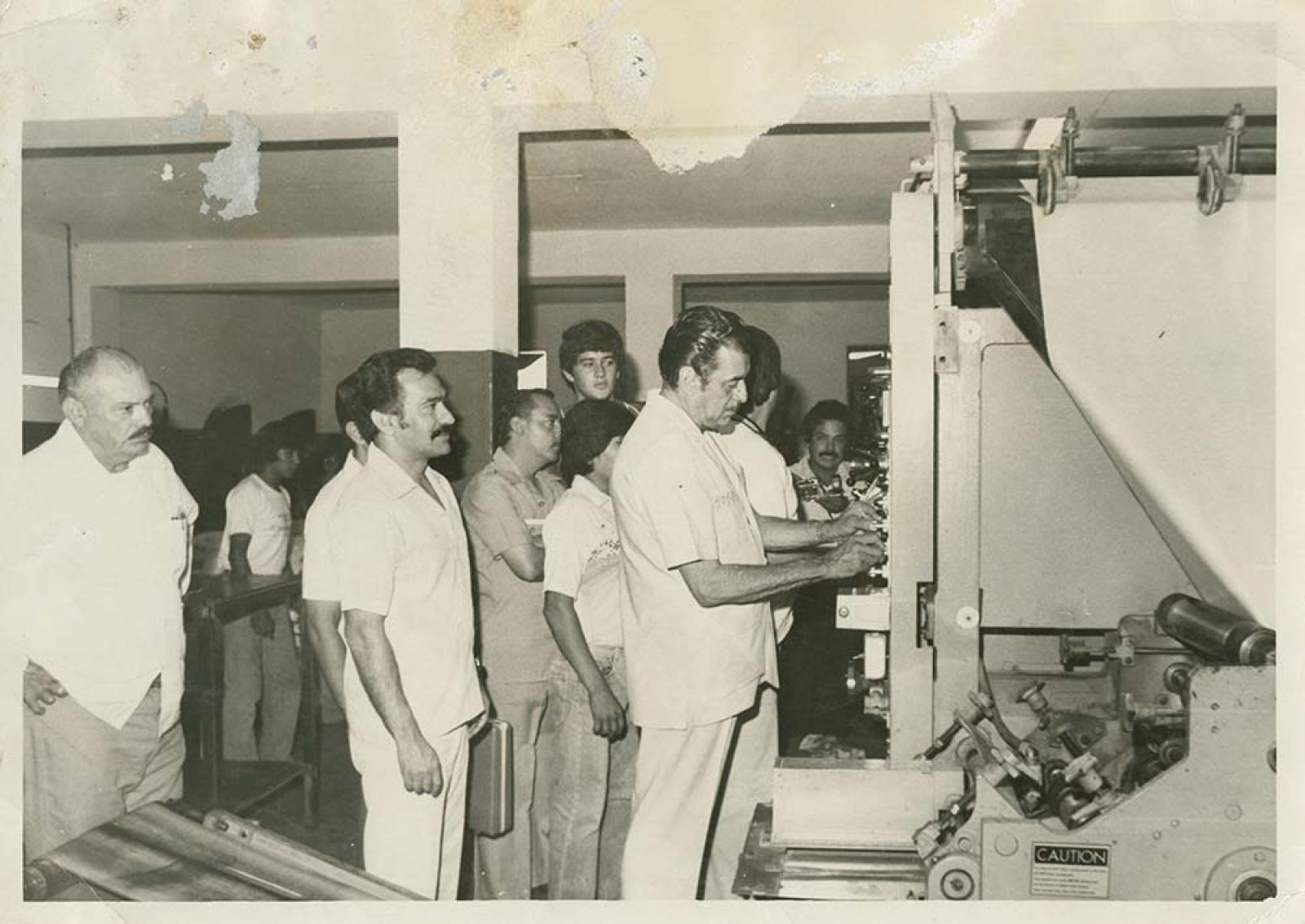 El gobernador visita imprenta.