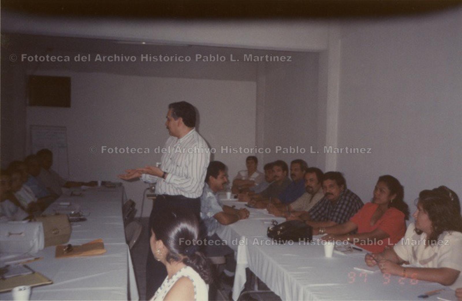 “El licenciado Arturo Hernández Rojas, instructor del Archivo General de la Nación, imparte el Seminario de Actualización en Archivonomía”.