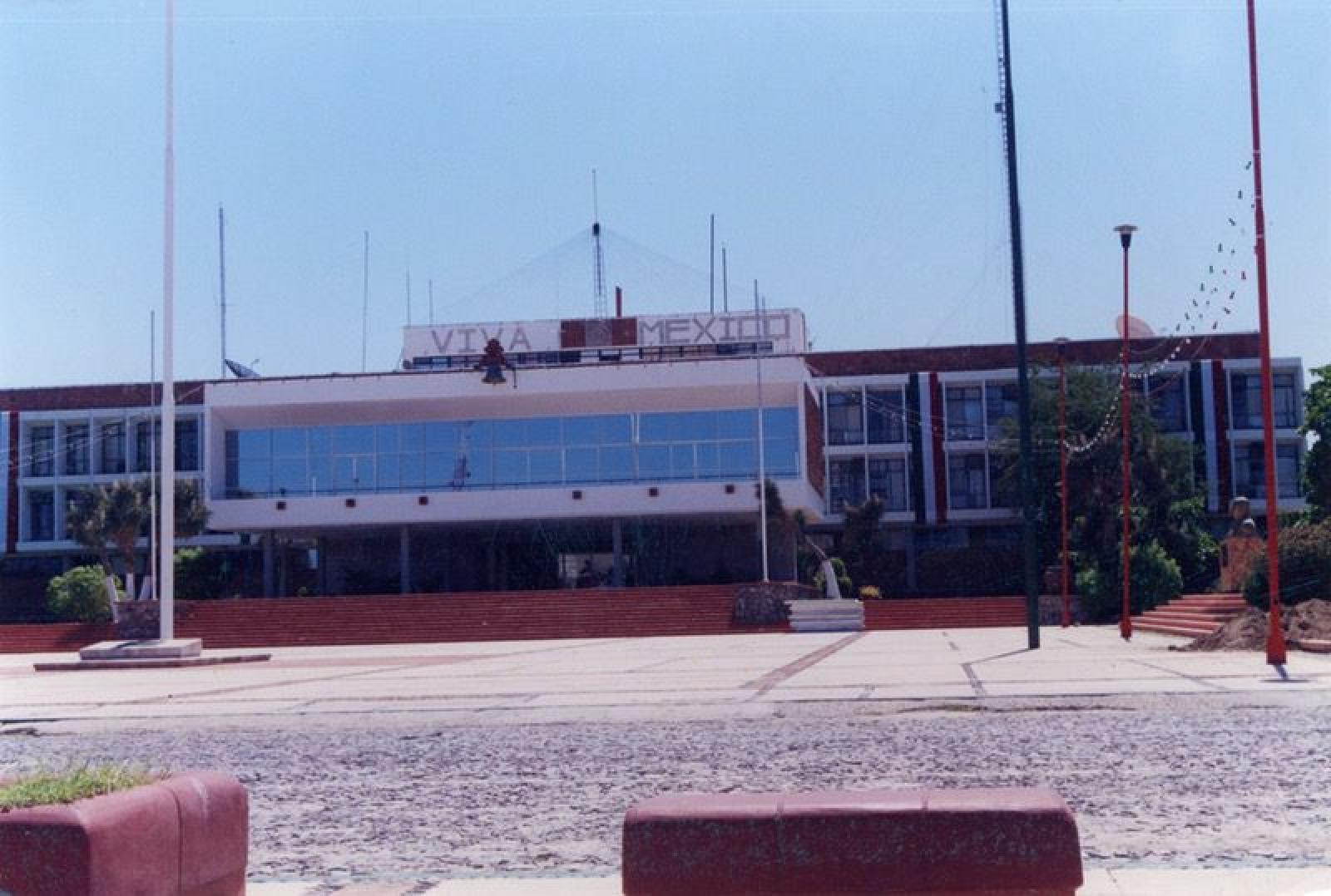 El Palacio de Gobierno de La Paz, con adornos patrios.