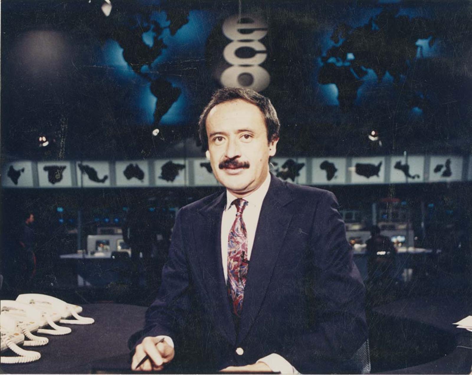 “El periodista Ricardo Rocha, conduce el noticiero Eco”.