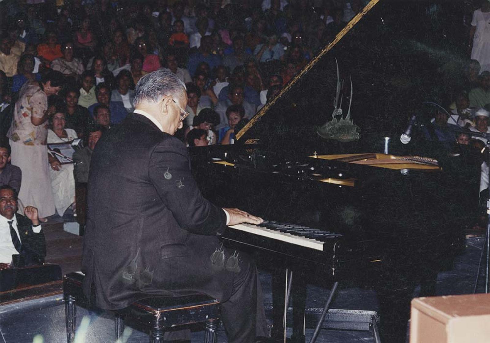 “El pianista Norberto Flores”.