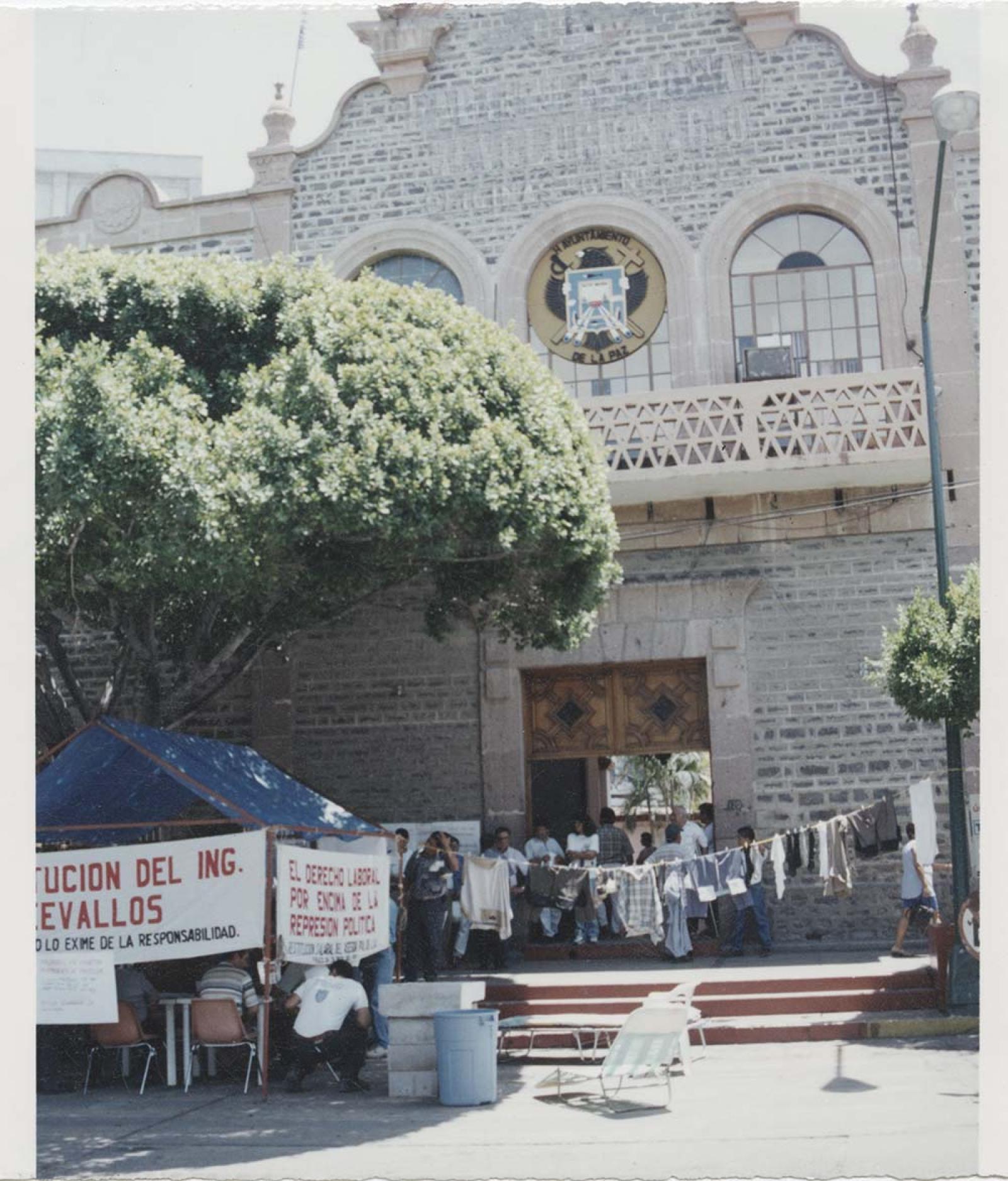 “El plantón”, frente al antiguo Palacio Municipal, La Paz.