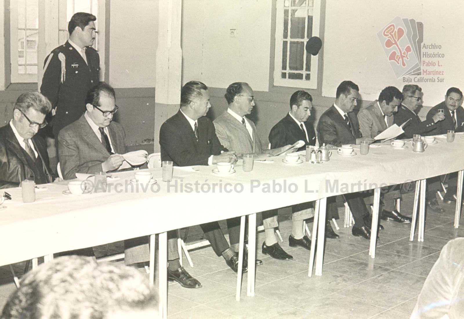 El Presidente Echeverría con su comitiva en el desayuno que le fue ofrecido en la Sociedad Mutualista Progreso.