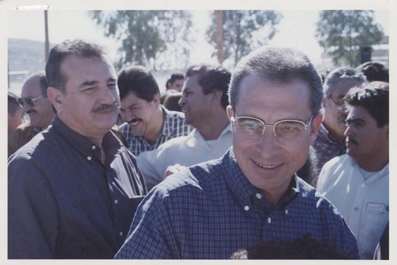 “El presidente” Ernesto Zedillo y Guillermo Mercado, acompañados por funcionarios públicos.