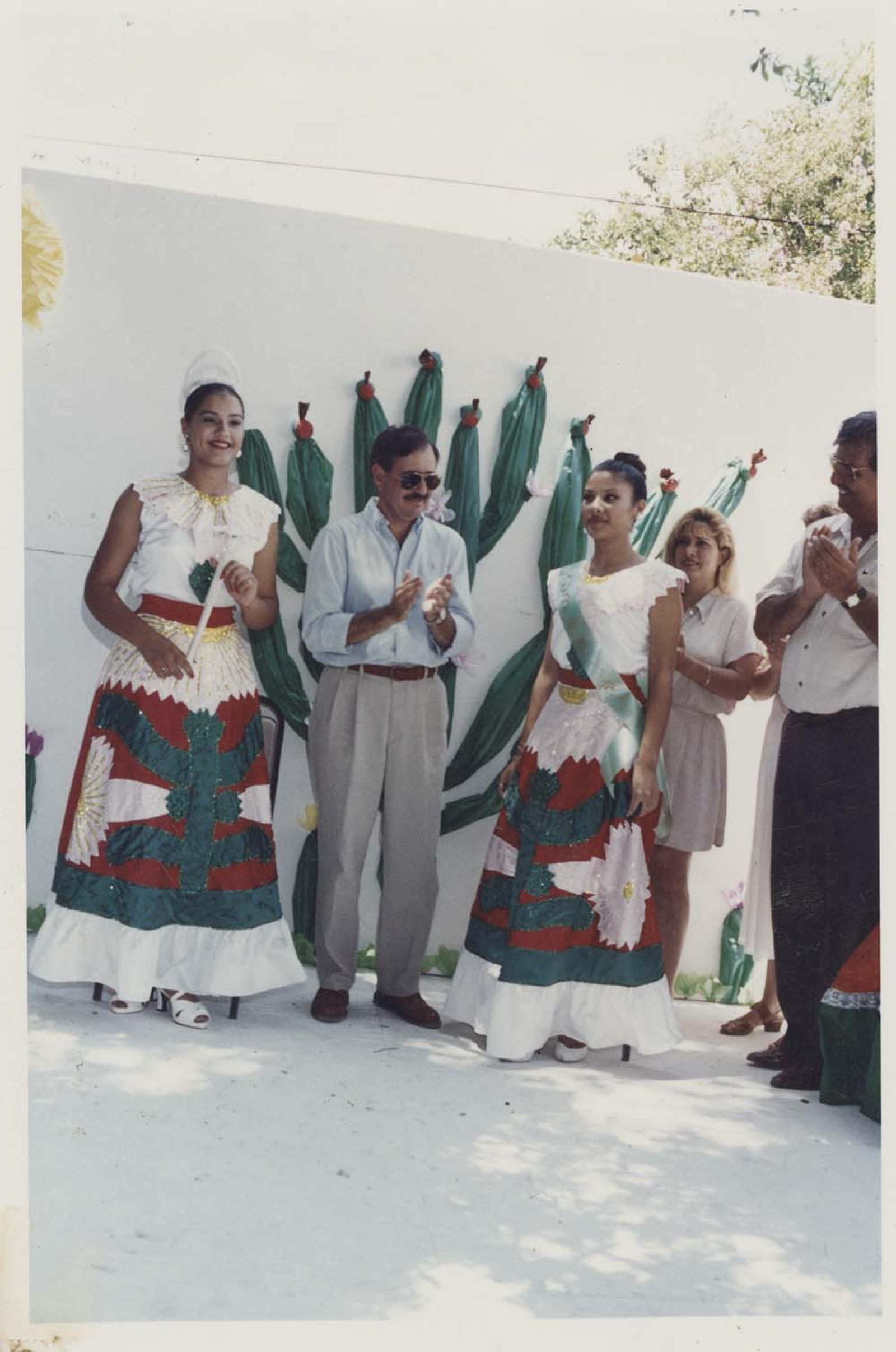 “El presidente municipal, Miguel Ángel Olachea, con la reina de la Pitahaya de Miraflores, Diana I y la reina saliente, Sara Patricia”.