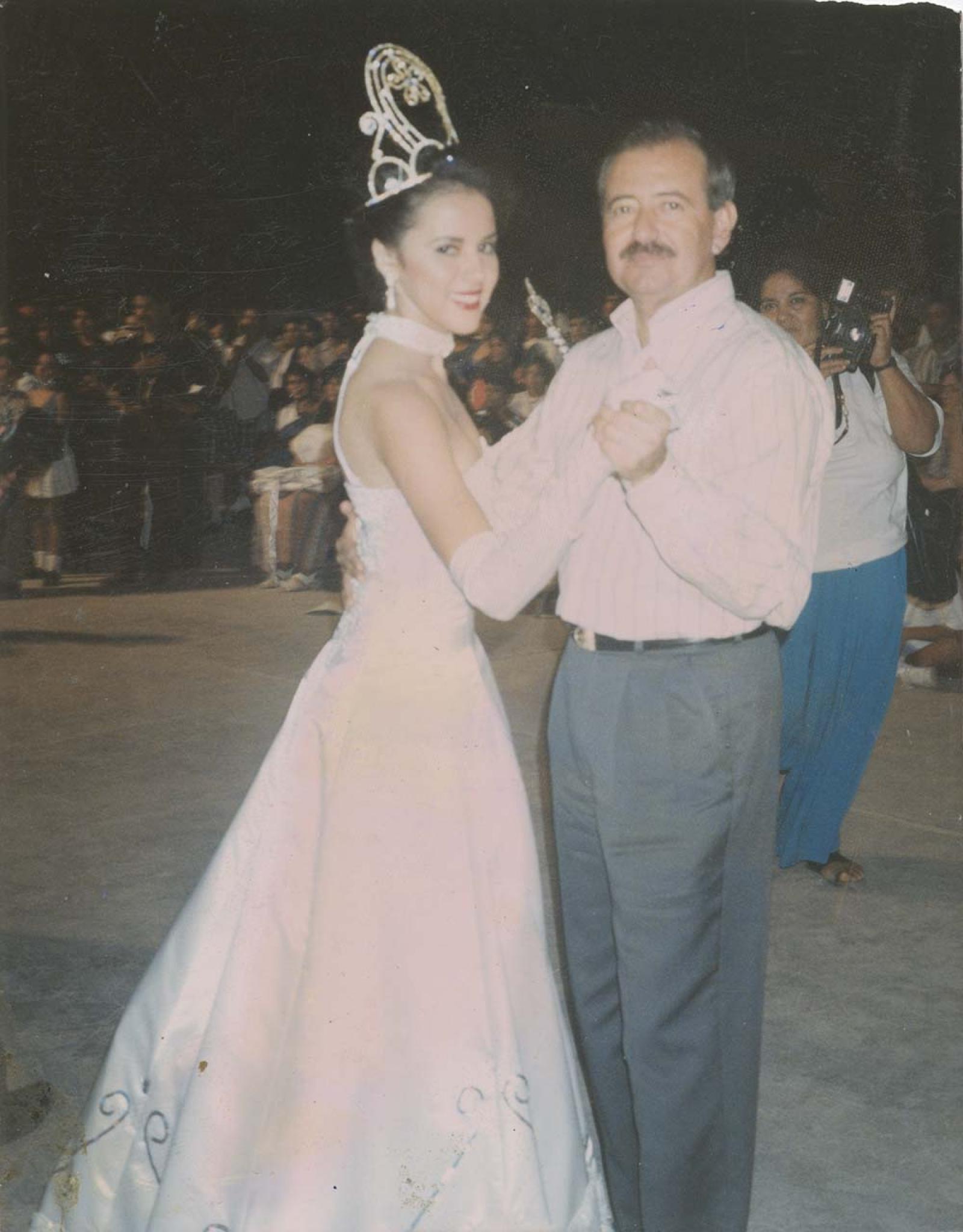 El presidente municipal, Miguel Ángel Olachea Palacios, “baila vals con Beatriz I”