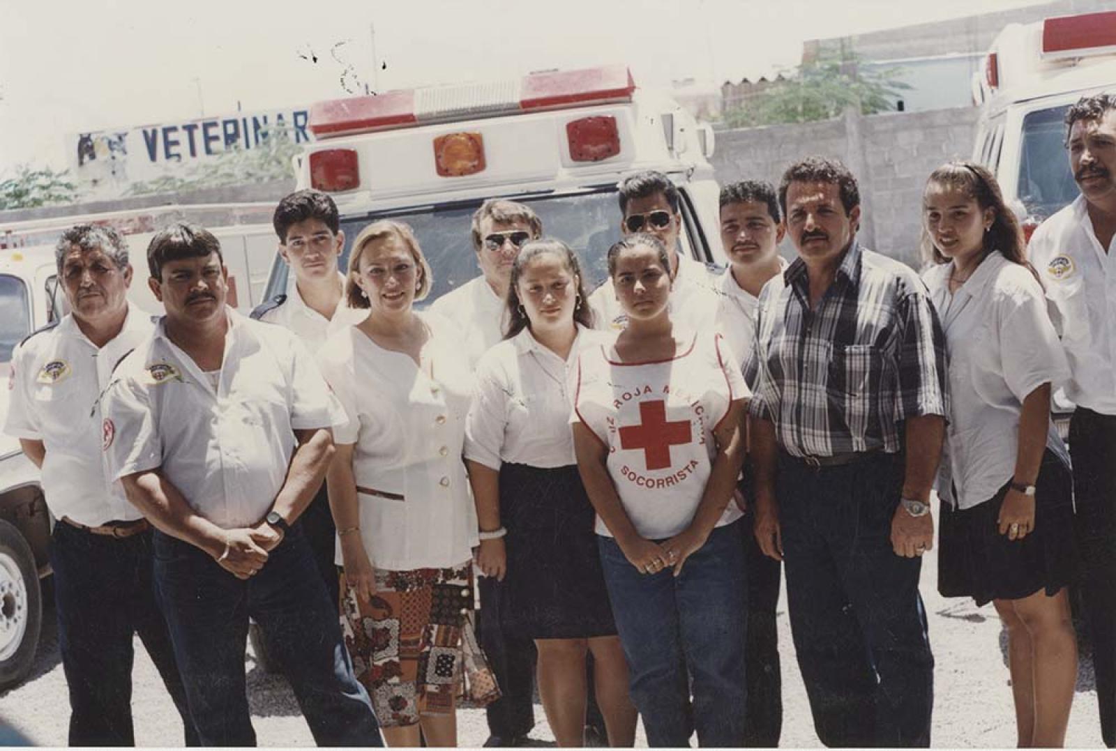 “El presidente municipal, Ramón Aarón Davis Drew, acompañado por su esposa y socorristas de la Cruz Roja Mexicana”.