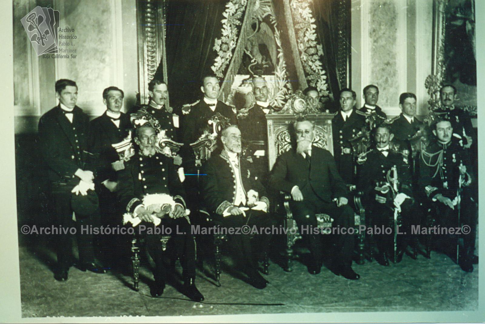 El presidente Venustiano Carranza con gabinete en Palacio Nacional
