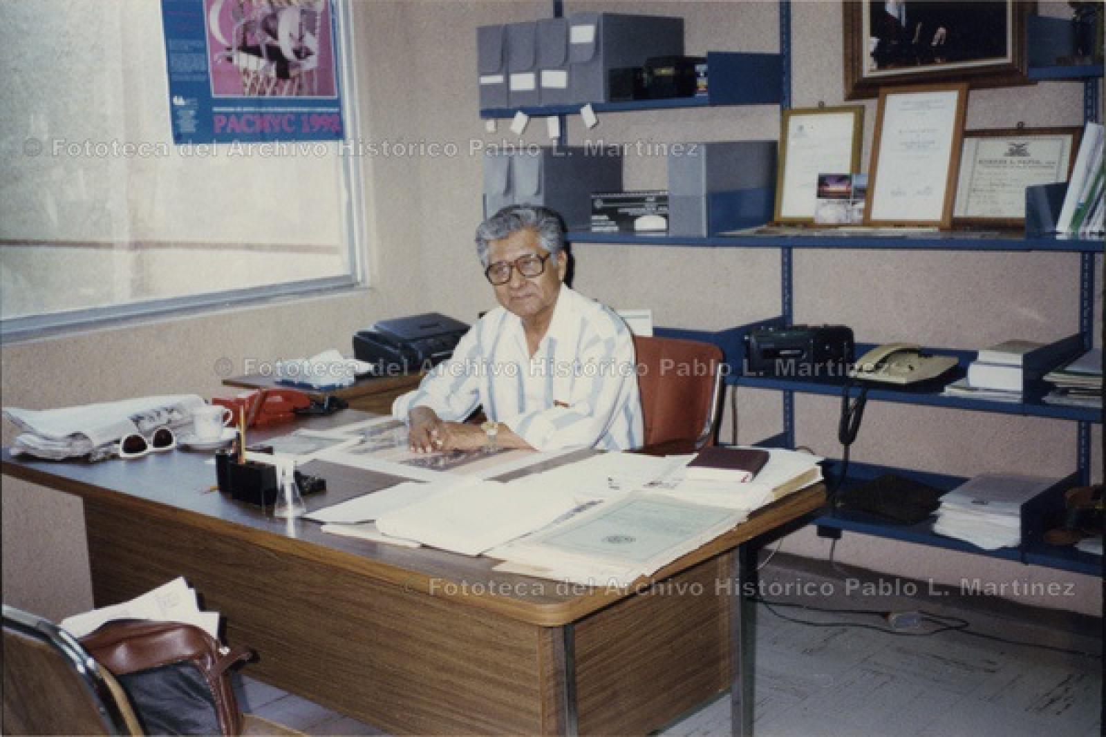 “El profesor Leonardo Reyes Silva, director del archivo histórico Pablo L. Martínez”.