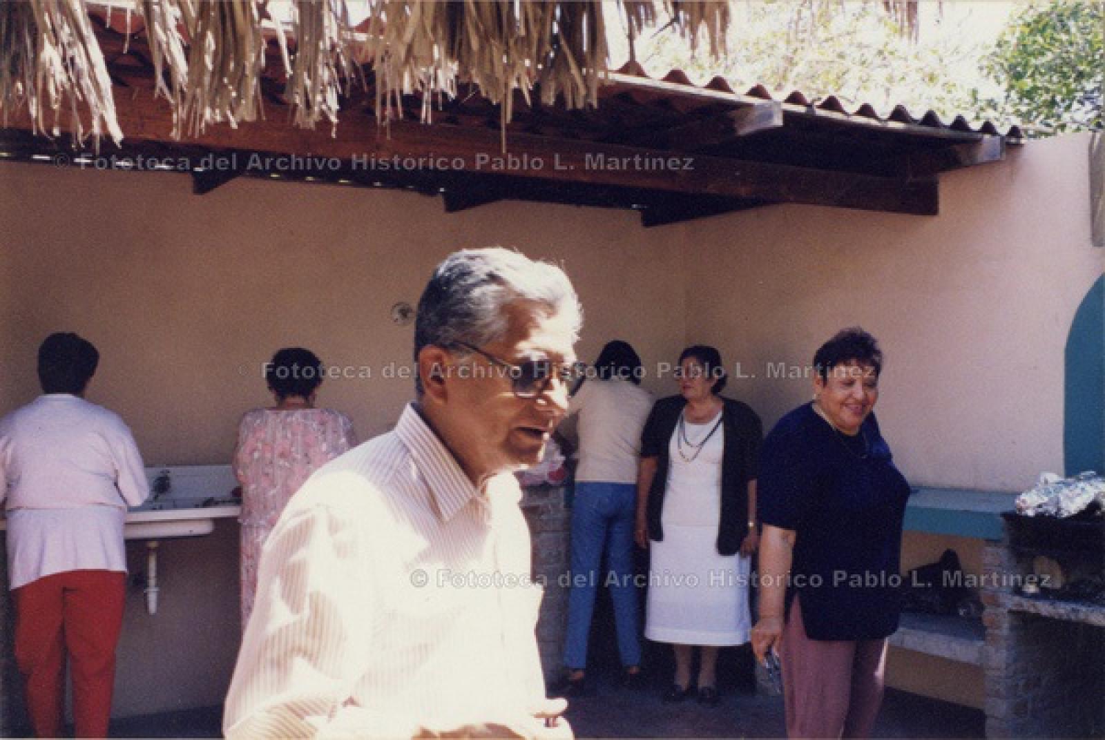 “El profesor Leonardo Reyes Silva en compañía del personal femenino del Archivo Histórico Pablo L. Martínez”.