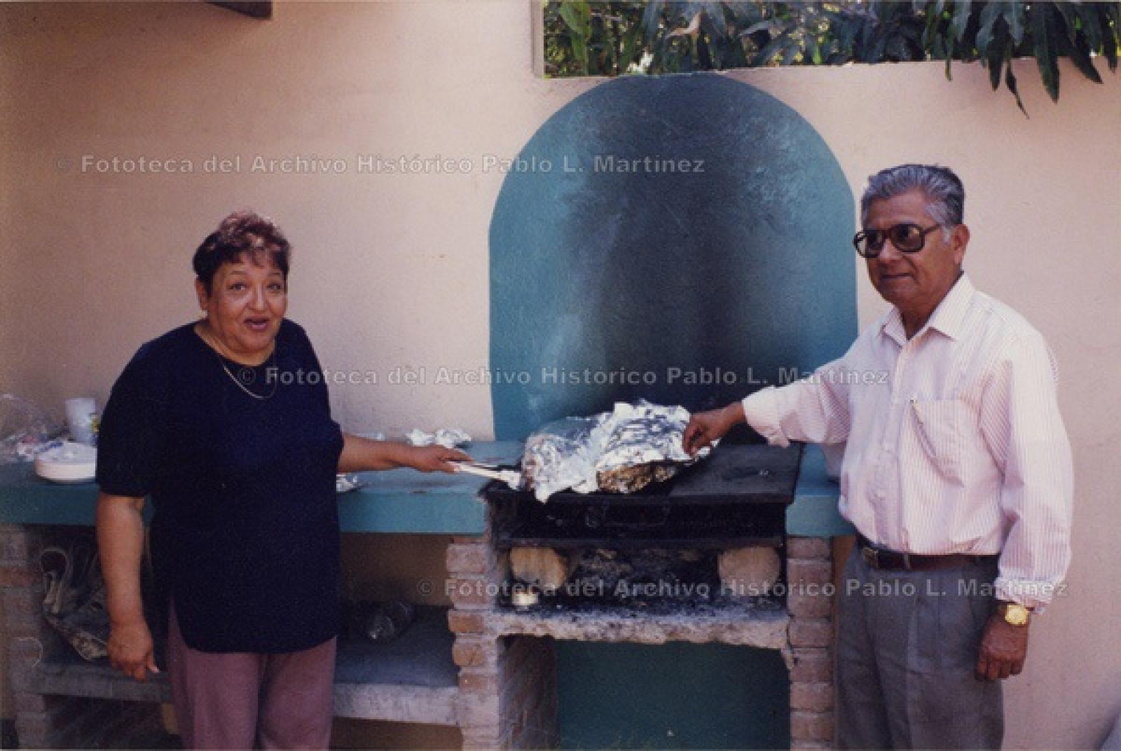 “El profesor Leonardo Reyes Silva y María del Socorro Romero, en convivio”.