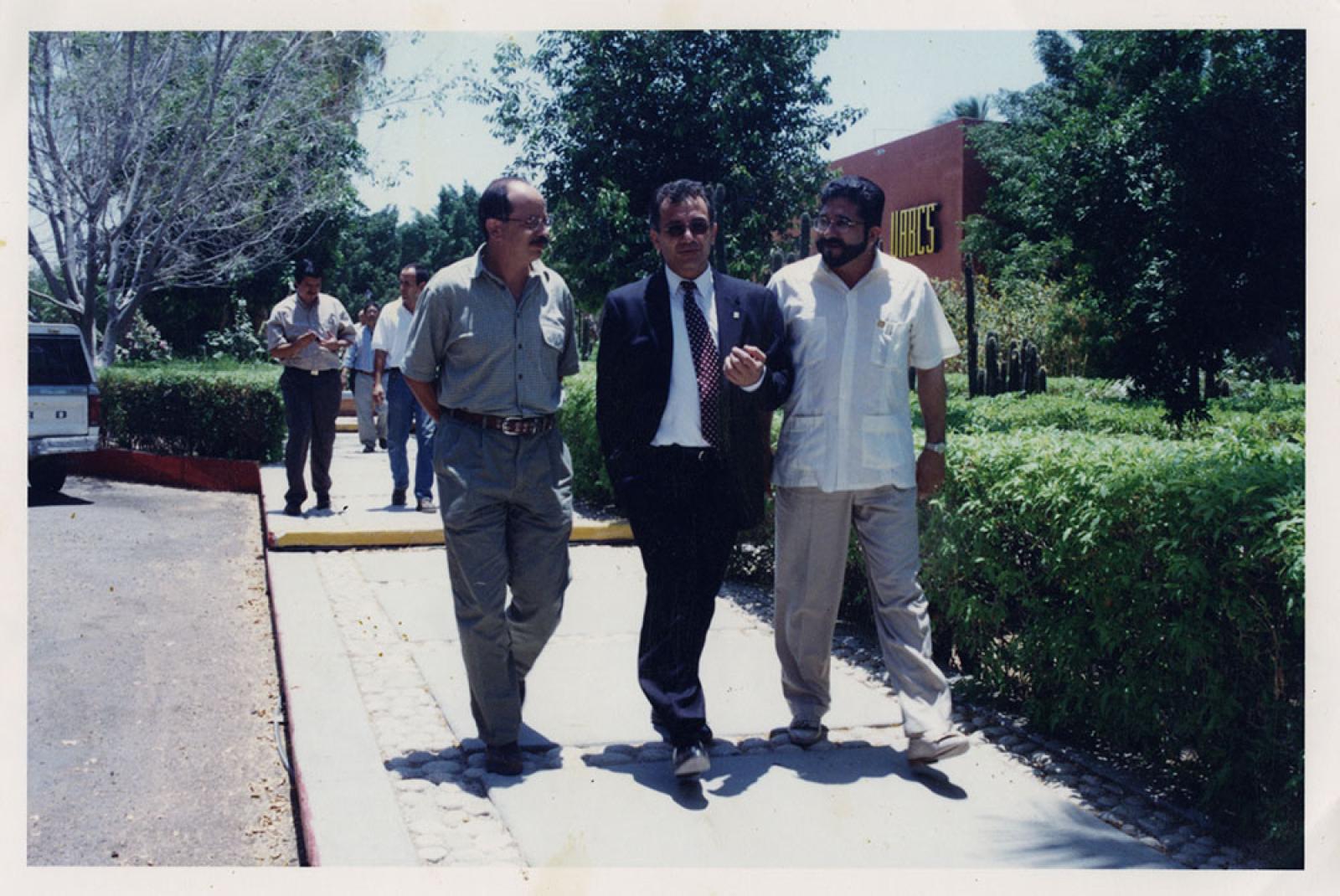 El rector Jorge Vale, en la Universidad Autónoma de Baja California Sur, acompañado.
