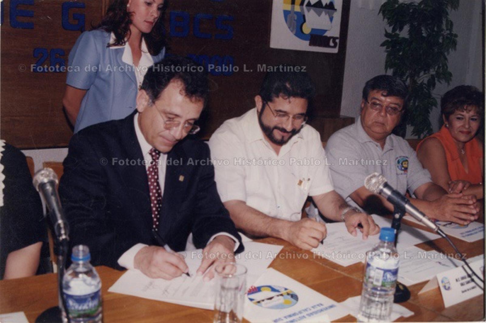 El rector Jorge Vale en reunión de trabajo con autoridades académicas.