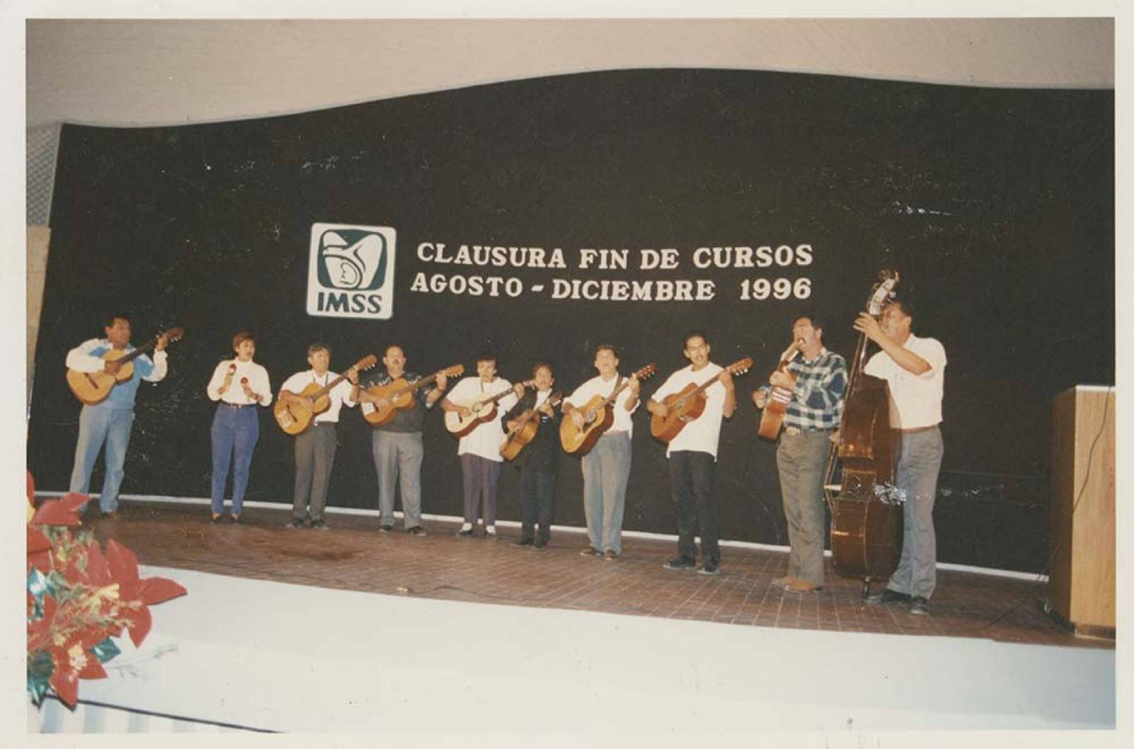“El taller de guitarra del Centro de Seguridad Social del I.M.S.S, durante su participación en la clausura de fin de cursos”.